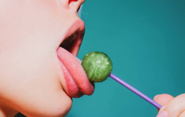 Şekerli seksi dudaklar, seksi tatlı rüyalar. Dişi ağız chupa chup yalıyor, lolipop emiyor.