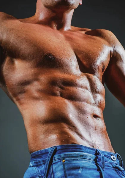 Muskelkräftiger Mann Jeans Auf Grauem Hintergrund Ideale Passform — Stockfoto