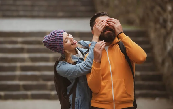 Una Joven Pareja Enamorada Pasa Tiempo Juntos Hombre Abrazando Besar —  Fotos de Stock