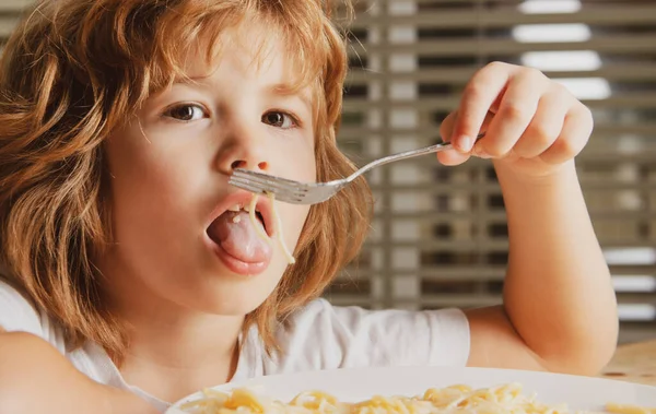 Close Retrato Uma Criança Pequena Bonito Comer Macarrão Espaguete Conceito — Fotografia de Stock