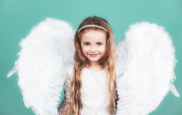 Gadis Imut Berpakaian Putih Berdiri Atas Warna Latar Belakang Malaikat — Stok Foto