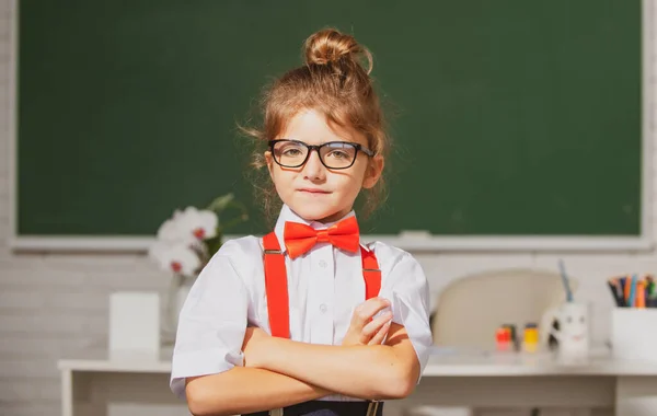 Linda Niña Del Colegio Estudia Salón Clases Educación Conocimiento Para —  Fotos de Stock