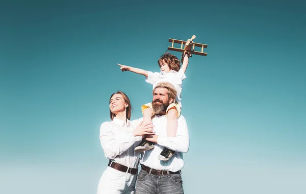 Famille Heureuse Mère Père Enfant Fils Rêvant Voyager Famille Profiter — Photo