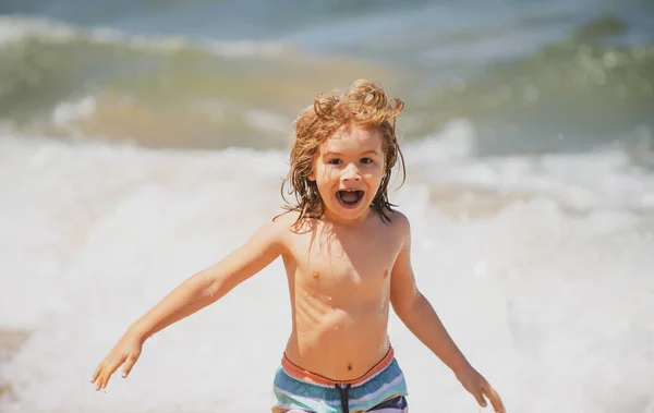 Ragazzino Eccitato Che Gioca Sulla Spiaggia Del Mare — Foto Stock