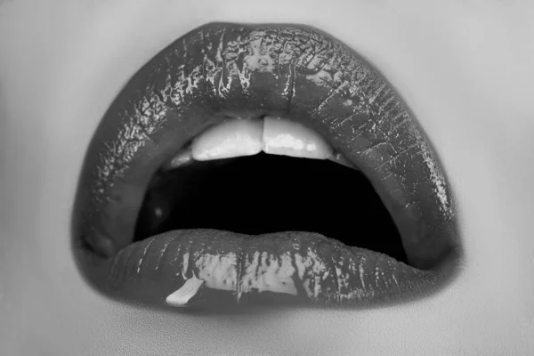 Sexig Läpp Öppen Kvinnlig Sensuell Mun Läppar Med Rött Läppstift — Stockfoto