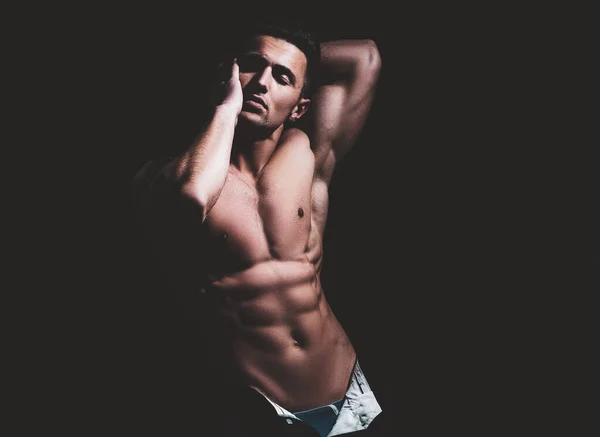 Δυνατός Άντρας Που Δείχνει Τέλειο Γυμνό Σώμα Του Εύκαμπτος Κορμός — Φωτογραφία Αρχείου