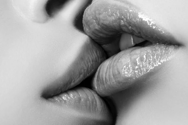 レズビアンLgbtカップルキス 官能的なキスだ 女性の唇を閉じる 愛と感情 同性愛の概念 女性の口の中で優しい舌 — ストック写真
