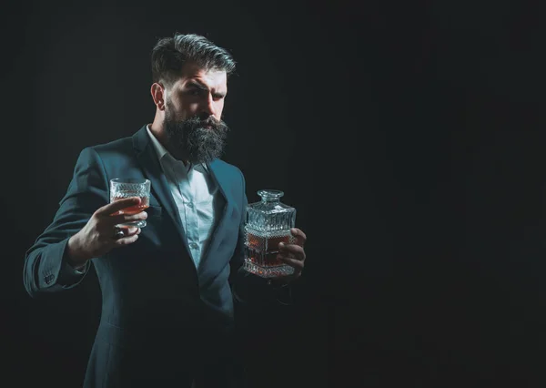 Sommelier Probiert Teures Alkoholgetränk Schöner Bärtiger Geschäftsmann Trinkt Teuren Whisky — Stockfoto