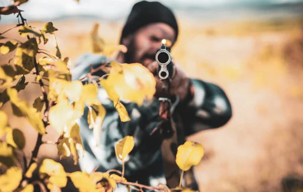 Hunter Ormanda Tüfek Amaçlayan Sonbahar Avcılık Sezonu Avcı Tüfeğiyle Avlanırlar — Stok fotoğraf