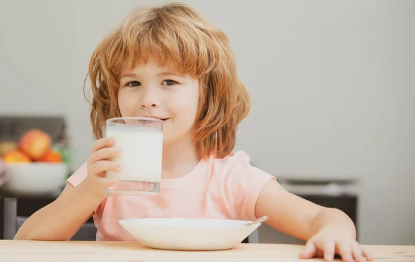 Leuk Klein Kind Met Een Glas Melk Aan Tafel Keuken — Stockfoto