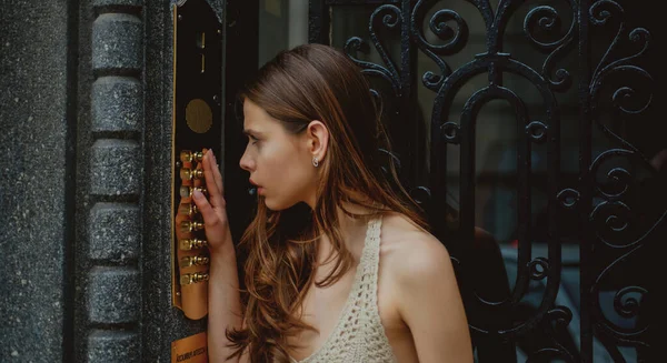 建物の入り口に女性のインターホンのドアベル 若いドレスの女性入力コードのドアのキーボード — ストック写真