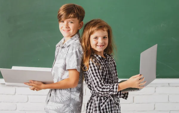 Miúdos Escola Primária Retrato Crianças Menino Menina Com Computador Portátil — Fotografia de Stock