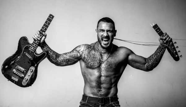 Sklep Muzyczny Podekscytowany Stylowy Brutalny Mężczyzna Brodą Tatuaż Roztrzaskuje Gitarę — Zdjęcie stockowe