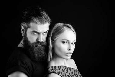 Genç ve zarif insanların portresi. Sevecen, seksi aşıklar, nazik kadınlar ve erkekler bakıyor. Moda çifti