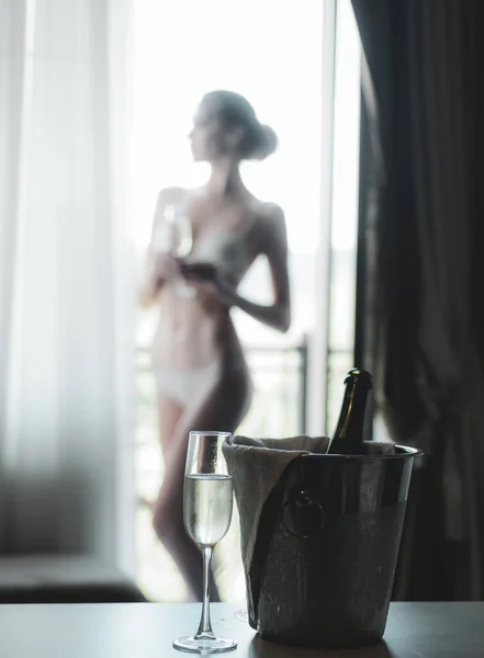 Elegante Schöne Frau Weibliches Schlankes Modell Modefoto Mit Champagner Sexy — Stockfoto