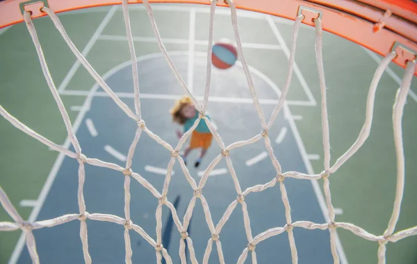 Top Pohled Létání Míč Košíku Dítěte Hrát Basketbal — Stock fotografie