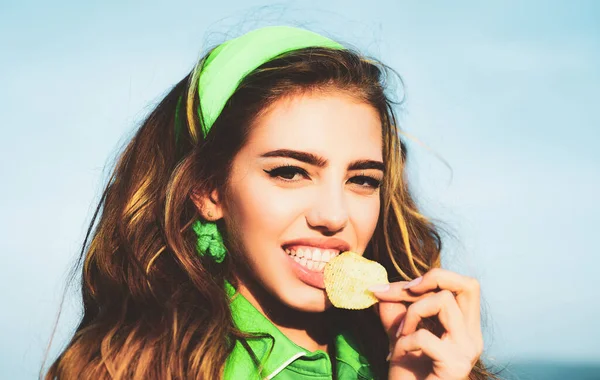 Μια Χαμογελαστή Γυναίκα Τρώει Πατατάκια Νεαρή Γυναίκα Δαγκώνει Κομμάτια Πατάτας — Φωτογραφία Αρχείου