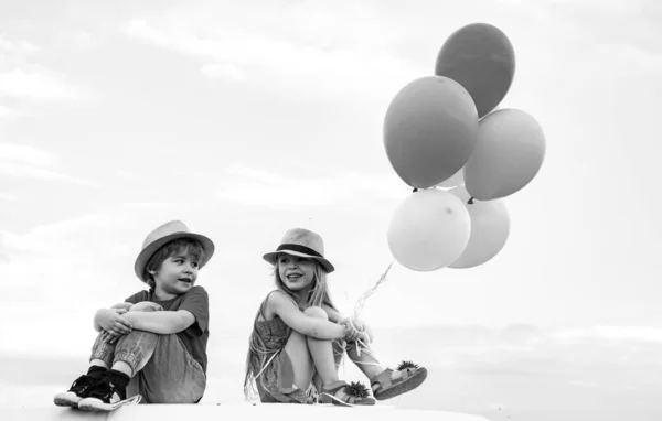 Ευτυχισμένοι Αδελφοί Και Αδελφές Συναισθηματικά Παιδιά Περπατούν Έξω Και Απολαμβάνουν — Φωτογραφία Αρχείου