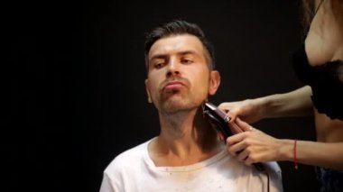 Sakal kesen, makas tutan ve uzun sakallı yakışıklı bir adam. Sakal tıraşı.