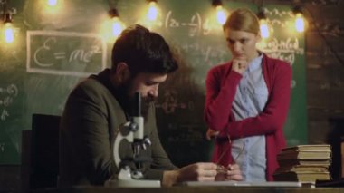 Matematik okulunda matematik dersi öğretmeni. Bir sınıfta öğretmenlik yapan bir profesör. Üniversitedeki kadın ve erkek tahtada