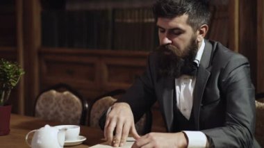 Eski kütüphanede saygın genç adam. Klasik vintage iç