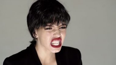 Bağıran ağız, çığlık atan yüz. Öfkeden deliye dönmüş genç bir kadın..