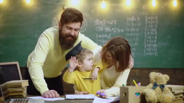 Familia Joven Estudiando Escuela Familiar Educación Hogar Los Niños Niño — Vídeos de Stock