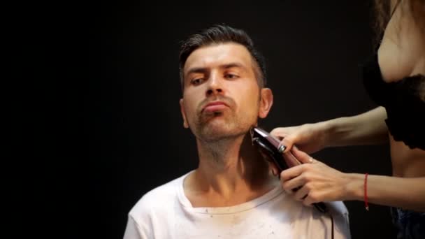 Młoda Piękna Para Pięknych Modnych Kobiet Fryzjer Cięcia Brody Trzymając — Wideo stockowe