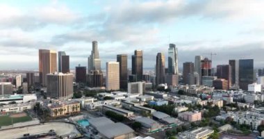 Los Angeles şehir merkezi hava manzaralı, şehrin iş merkezi. Hava aracı uçuyor.