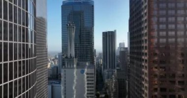 Los Angeles şehir merkezindeki hava manzarası. Amerika 'da şehir, Amerika' da seyahat. 4k İHA