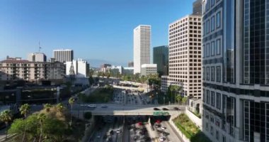 Los Angeles 'ta arabalı bir çevre yolu, Los Angeles' ta trafik. 4K Los Angeles, Los Angeles İHA 'dan şehir merkezi görüntüsü