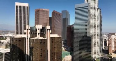 Los Angeles şehir merkezi, insansız hava aracı, gökdelenler şehir manzarası. Modern ofis binaları, gökdelenler, bankalar, Los Angeles 'taki daireler. Los Angeles, ABD, 1 Haziran 2022