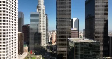 Los Angeles şehir merkezi, insansız hava aracı, gökdelenler şehir manzarası. Ofis binaları, gökdelenler Los Angeles 'ın şehir merkezi. Los Angeles, ABD, 1 Haziran 2022