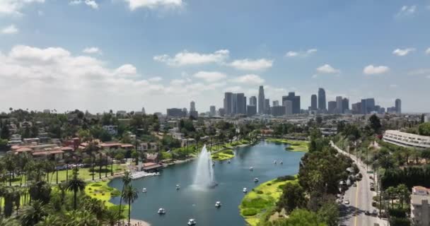 ロサンゼルスのダウンタウンのアリアルフライドローン高層ビル街 オフィスビル 高層ビル Laの都市地区 エコーパーク 2022年6月1日ロサンゼルス — ストック動画