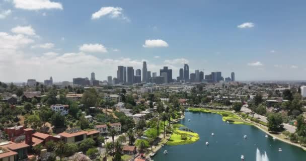 ロサンゼルスのダウンタウンのアリアルフライドローン高層ビル街 エコーパーク 2022年6月1日ロサンゼルス — ストック動画