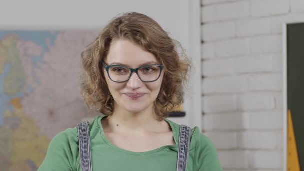 Tânără Profesoară Fericită Capul Capului Portret Închidere Unei Studente Zâmbitoare — Videoclip de stoc