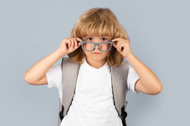 Okula dönelim. Okul çantalı öğrenci kitabı ve defterini öğrenmeye hazır tutuyor. Tecrit edilmiş stüdyo geçmişi olan okul çocukları. Okullu çocuğun şaşkın duyguları.