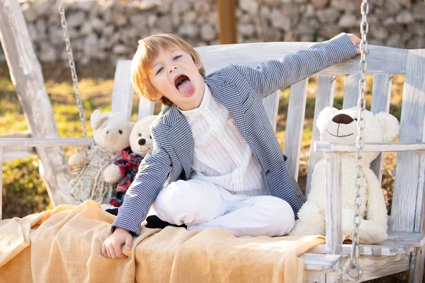 Αστείο Παιδί Που Διασκεδάζει Μια Κούνια Αξιολάτρευτο Μικρό Παιδί Που — Φωτογραφία Αρχείου