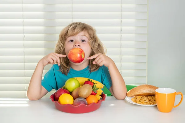 Funny Child Eating Apple Kid Preteen Boy Kitchen Table Eating — Stock Photo, Image