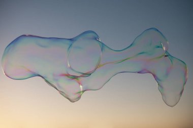 Kocaman kabarcıklar. Havaya büyük sabun köpükleri salıyor. Özgürlük, yaz kavramları