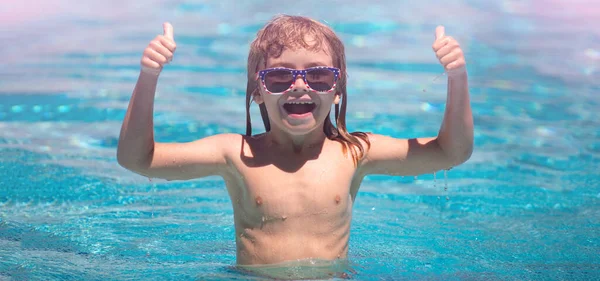 Actividades Niño Piscina Niños Nadando Jugando Agua Niños Felicidad Verano —  Fotos de Stock