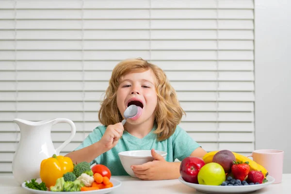 食欲の概念 小さな子供の男の子は健康的な朝食を持ってスプーンを舐める 子供の栄養と発達 子供が野菜を食べることで健康になる — ストック写真