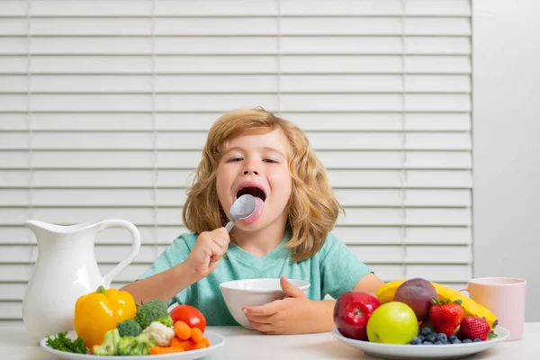 Honger Eetlust Concept Kleine Jongen Likt Lepel Eet Gezond Ontbijt — Stockfoto