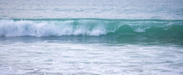 Panorama Ondas Oceânicas Mar Tropical Com Profundas Mandíbulas Azuis Água — Fotografia de Stock