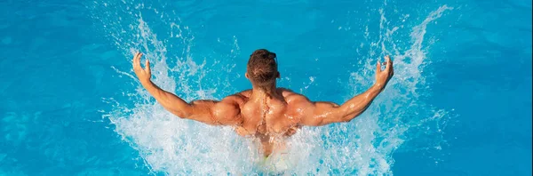 Glücklicher Junger Mann Der Sich Sonnigen Tagen Strand Amüsiert Glücklicher — Stockfoto