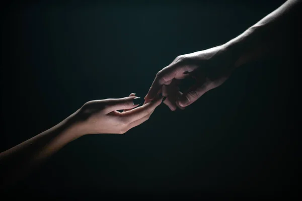 两只手朝前伸 温柔地触摸着黑色背景的双手 爱情用手指触摸 亲爱的 手工创作的Adam — 图库照片