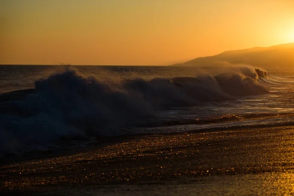 Sonnenaufgang Strand Über Dem Tropischen Meer Farbenfroher Sonnenuntergang Mit Wellenplätschern — Stockfoto