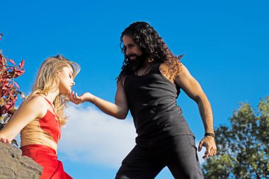 Sarılıp kucaklaşan genç aşıklar. Sevgi ve şefkat dolu bir çift.