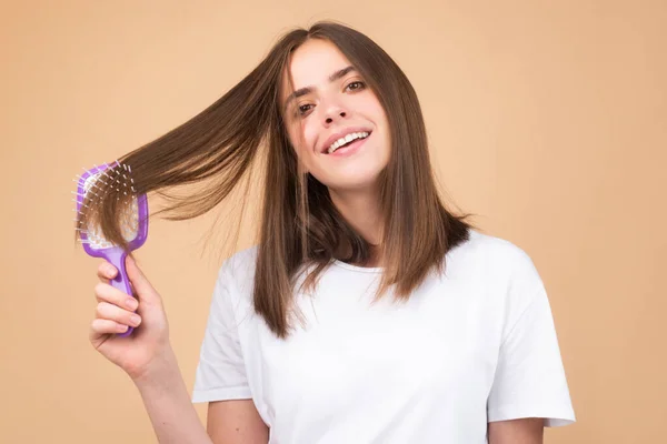 女人正在用梳子做发型 美丽的年轻女子 拥有健康而闪亮的头发 工作室 — 图库照片
