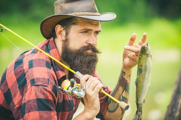 Ritratto Uomo Con Canna Pesca Pescatori Acqua Fiume All Aperto — Foto Stock